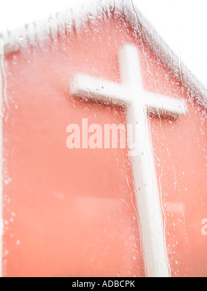 Weiß Kreuz-Kirche im Regen Stockfoto