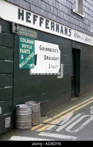 zwei verwendet Bierfässer vor leidet Pub in Wexford Stadt mit irischen Zeichen und traditionellen gemalte Zeichen Stockfoto