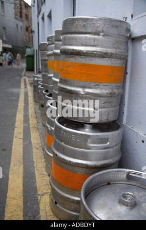 Haufen von Bierfässern außerhalb Pub in Gasse mit gelben Doppellinien in Irland Wexford town Stockfoto