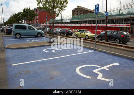 Behinderten Parkplätze im Parkhaus mit einem Auto geparkt in Behinderte Bucht neben Linie und Bau Gelände in der Stadt Stockfoto