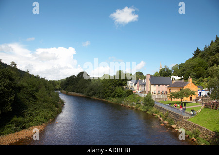 Fluss, der durch Avoca Dorf Vale von avoca Stockfoto