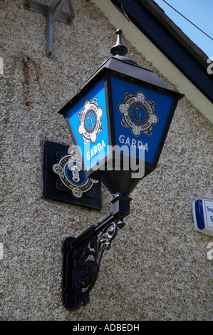 traditionelle Garda Siochana irische Polizei blau Lampenschirm außerhalb Polizeistation Stockfoto