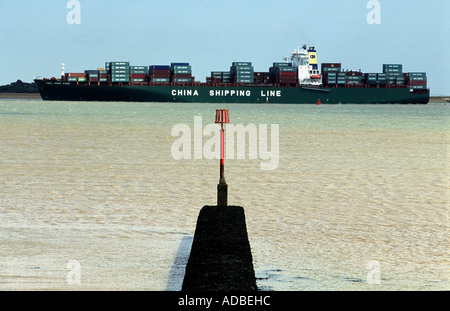 China Shipping Line Containerschiff Ankunft am Hafen von Felixstowe in Suffolk. Stockfoto