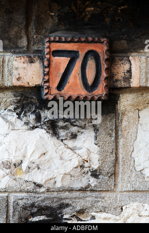 Eine Hausnummer gegen eine Mauer Stockfoto