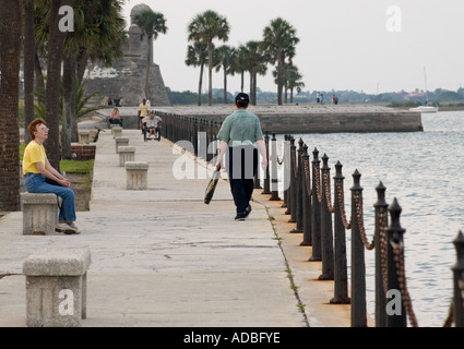 Eine kaukasische Frau (50-55), die sich im historischen Castillo de San Marcos in St. Augustine, Florida, USA, erholt. Stockfoto