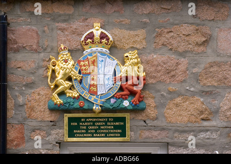 Königliche Persönlichkeiten, Ernennungsverträge, königliche Rüstungswappen im Dorf Ballater, Royal Deeside Cairngorms National Park, Schottland, Großbritannien Stockfoto