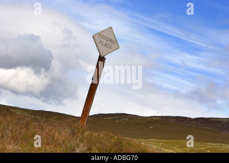 Glen Muick vorbei am alten UK Wegweiser, Verkehrsschild Balmoral Estate Touristenroute über Ballater, Schottland Stockfoto