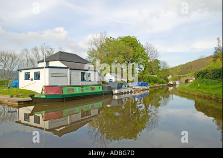 Bootclub mit Booten am Govilon am Kanal Brecon und Monmouth Wales UK Stockfoto
