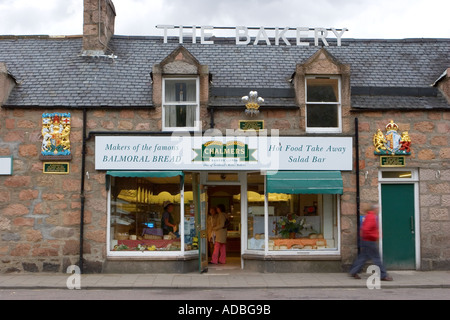 Royal Warrants of Appointments & Coat of Arms, am Fenster des Chalmers Bakery Shop, Ballater, Royal Deeside Cairngorms National Park, Schottland, Großbritannien Stockfoto