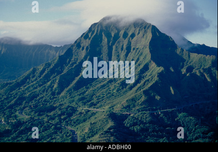 Antenne des Pali Highway unter Puu Konahuanui Koolau Mountains Oahu Hawaii Stockfoto