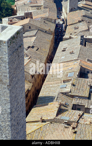 Gekachelte Dächern Turm und engen Gassen der mittelalterlichen Stadt San Gimignano Toskana Italien Stockfoto