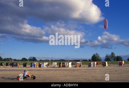 Kite-Segeln am Strand in Dangast Nordsee Küste Niedersachsen Deutschland Stockfoto