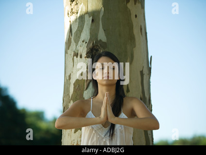 Frau Baum gelehnt tun Yoga-pose Stockfoto