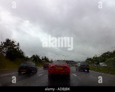 Regen Sie auf M25 Autobahn Schwerverkehr Stockfoto