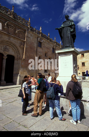 Leute Studenten Statue von Fray Luis de León Patio de Escuelas Universidad de Salamanca Salamanca Provinz Kastilien Leon Spain Stockfoto