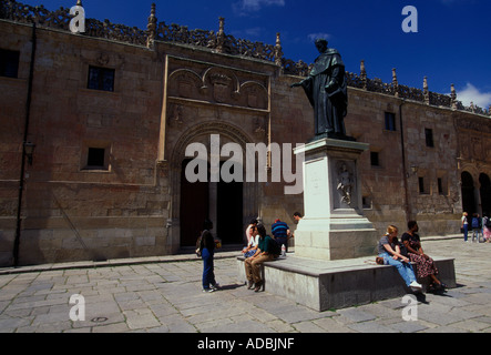 Leute Studenten Statue von Fray Luis de León Patio de Escuelas Universität Salamanca Salamanca Provinz Kastilien Leon Spanien Europa Stockfoto