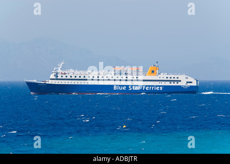 Horizontale Ansicht einer großen griechischen Auto und PKW Fähre auf hoher See gegen ein strahlend blauer Himmel. Stockfoto