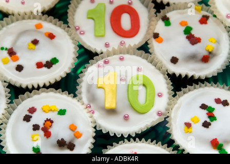 Horizontale erhöhte nahe der einen Teller hausgemachte Feenkuchen, aka Cupcakes dekoriert für 10. Geburtstag des Kindes. Stockfoto