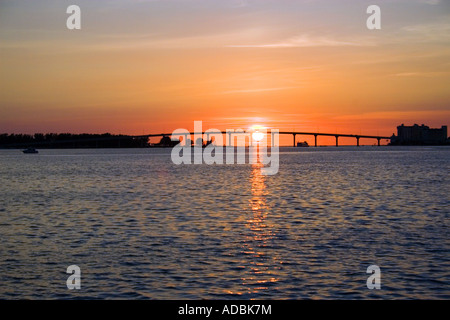 Florida Sunset mit Sand Key Bridge in Clearwater Beach USA Stockfoto