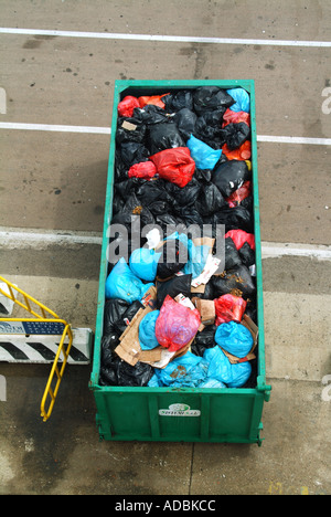 Olbia Sardina Hafen voller Müll Container platziert auf Dockside für Übertragung der Kreuzfahrt Schiffe Tüten Müll Sammlung in Erwartung Stockfoto