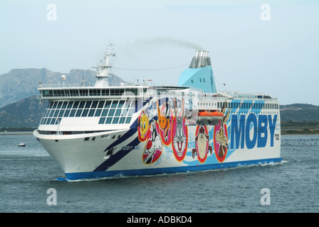 Olbia Sardinien Hafen Ankunft von Moby Lines Aki Fähre Seite in Grafiken abgedeckt Stockfoto