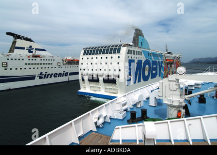 Olbia Sardina Hafen Ankunft der Fähre Moby Lines Aki bedeckt in Grafiken mit Comic-Figuren Stockfoto