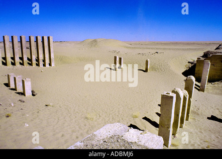 MA'rib Jemen Überreste des Großen Tempels von Marib (der Tempel von Awwan) zeigt die acht Säulen des Propylaeums Stockfoto