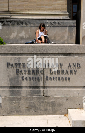 Weibliche Studenten studieren an der Patee Library and Paterno Bibliotheksgebäude auf dem Campus der Penn Pennsylvania State University Stockfoto