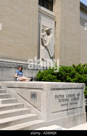 Studium an der Patee Bibliothek und Paterno Bibliotheksgebäude auf dem Campus der Penn Pennsylvania State University, Studentin Stockfoto