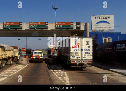Toll Plaza, Verkehr auf der Panamericana, Panamericana, nördlich von Buenos Aires, Provinz Buenos Aires, Argentinien, Südamerika Stockfoto