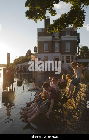 Londoner Pubs. White Cross Public House Richmond upon Thames Surrey Weekend Besucher genießen bei Flut einen Drink. Flutflut auf der Themse. 2007 2000er Jahre HOMER SYKES Stockfoto