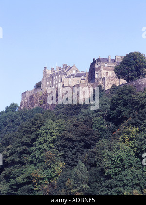 dh Stirling STIRLING STIRLINGSHIRE Schloss auf Felsen und Felder Stockfoto