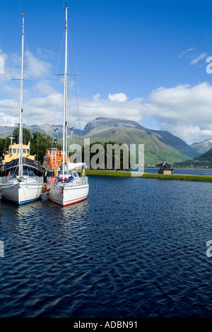 dh Corpach CALEDONIAN CANAL INVERNESSSHIRE Yachten und Boote liegen am Kai Ben Nevis Bergboot schottland Stockfoto