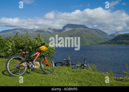 dh CORPACH INVERNESSSHIRE zwei Mountainbikes, die am Loch Linnhe Ben Nevis geparkt sind, Mountainbike niemand landet schottland abseits der Straße Radfahren Stockfoto