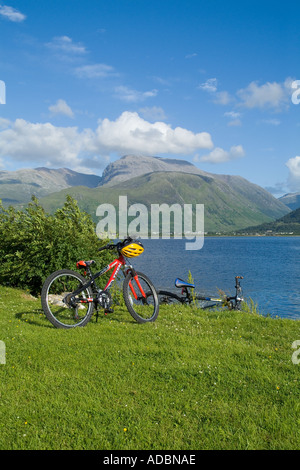 Dh Loch Linnhe CORPACH INVERNESSSHIRE Mountainbikes Ben Nevis mountain bike Ufer lochaber Schottland Highlands Stockfoto