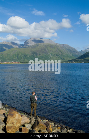 dh CORPACH INVERNESSSHIRE Mann Angeln im Loch Linnhe Fort William und Ben Nevis Berg Stockfoto