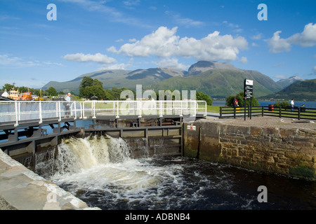 dh Corpach CALEDONIAN CANAL INVERNESSSHIRE Woman Walking Corpach Sea Lock Britische Wasserstraßen Ben Nevis Berg schottland Tore uk Binnenwasserstraße Stockfoto