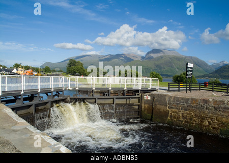 dh Corpach CALEDONIAN CANAL INVERNESSSHIRE Corpach Sea Lock British Waterways Ben Nevis Berg schottland Schleusen Tore Binnenwasserstraße uk Kanäle Stockfoto