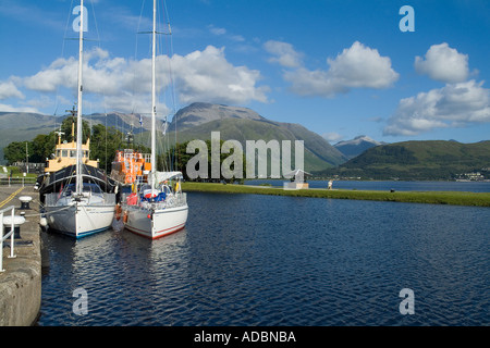 dh Corpach CALEDONIAN CANAL INVERNESSSHIRE Yachten und Boote liegen am Kai am Berg Ben Nevis schottischer Urlaub Freizeit Tourismus Segelschiff Stockfoto