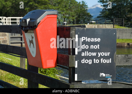 dh Corpach CALEDONIAN CANAL INVERNESSSHIRE Hundemüllbehälter und Bitte erlauben Sie Ihrem Hund nicht, ein Anti Fouling Zeichen zu beschmutzen Warnung Haustier ordentlich schottland Stockfoto