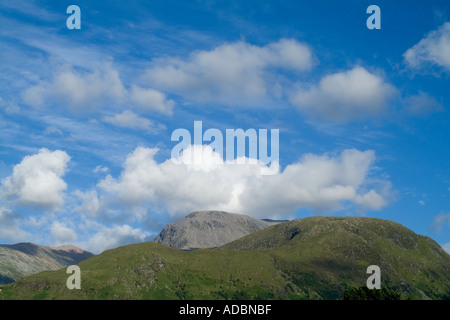 dh FORT WILLIAM INVERNESSSHIRE Ben Nevis Berggipfel mit blauem Himmel und flauschige Wolken Stockfoto