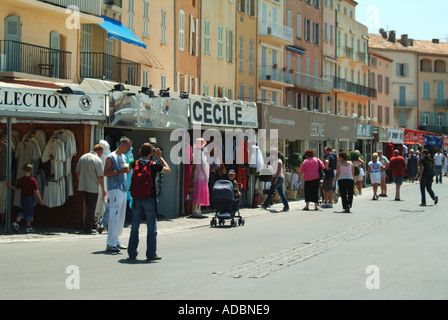 St Tropez Waterfront Promenade Straße Geschäfte und Bars die Wohnungen im Erdgeschoss oben Stockfoto