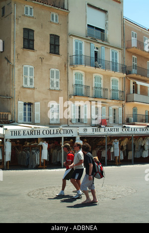 St Tropez die wichtigsten Promenade Hafengebiet mit Ebene Läden und Wohnungen Stockfoto