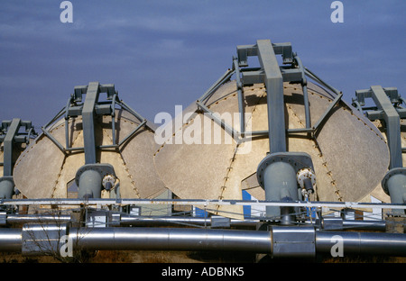 Parabolgeschirr-Reflektoren Experimentelle Solarforschungsstation in Kuwait zerstört durch Irak im Jahr 1990 - Erstes kuwaitisch-deutsches Solar-Gewächshaus-Projekt Stockfoto