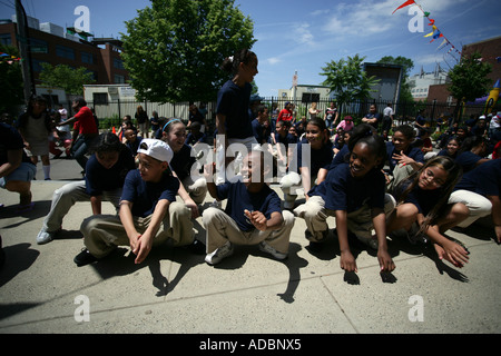 Kinder bei einem Straßenfest tanzen und viel Spaß in New Haven, Connecticut USA Neuengland Stockfoto