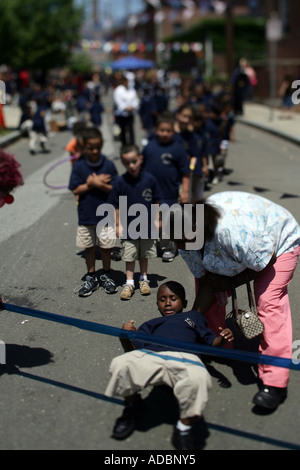 Kinder auf ein Straßenfest dabei Limbo Tanz in New Haven, Connecticut USA Neuengland Stockfoto