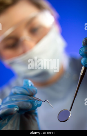 Patientenansicht der Zahnarzt arbeitet mit Spiegel und Scaler, Nahaufnahme Stockfoto