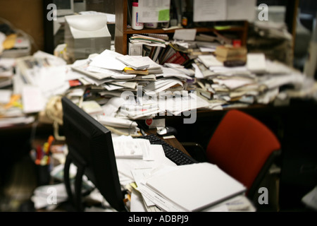 Einen unordentlichen Schreibtisch mit viel Papierkram Stockfoto