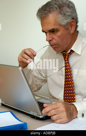 Nachdenklich bei der Arbeit. Stockfoto