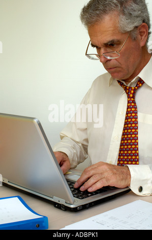 Leitenden Geschäftsmann, beschäftigt. Stockfoto